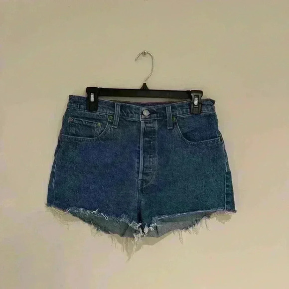 Levi’s 501 Medium Blue Denim Short 30W Like New - Picture 1 of 2